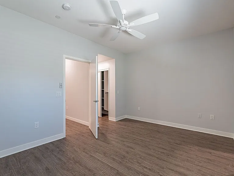 1645 E Cheery Lynn Rd — Photo 16