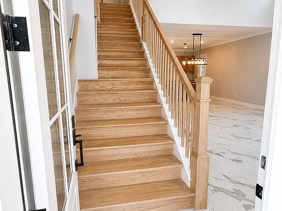 3rd image of 131 Circle Dr