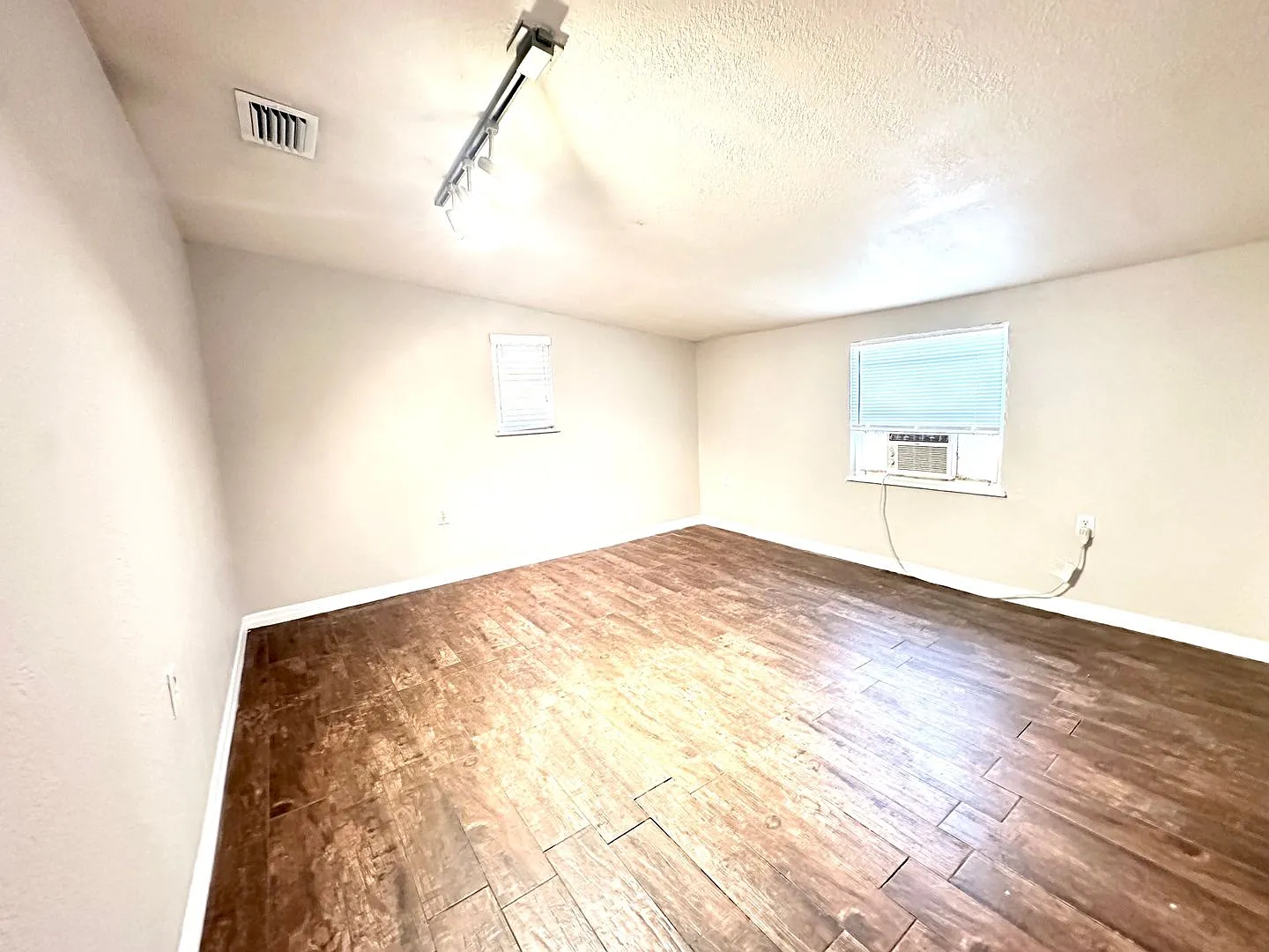 Charming 2BR/1BA St. Pete Home, Available Now! — Photo 4