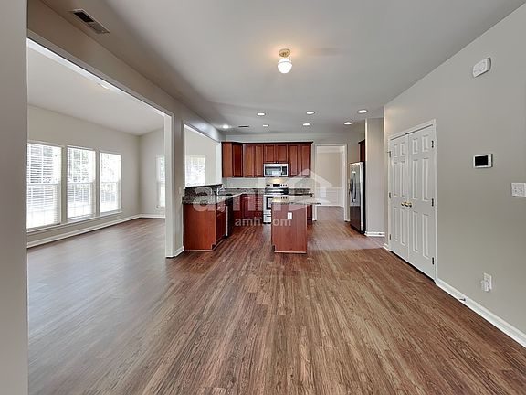 5th image of 1009 Yarrow St