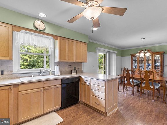 5th image of 557 Oak Tree Rd