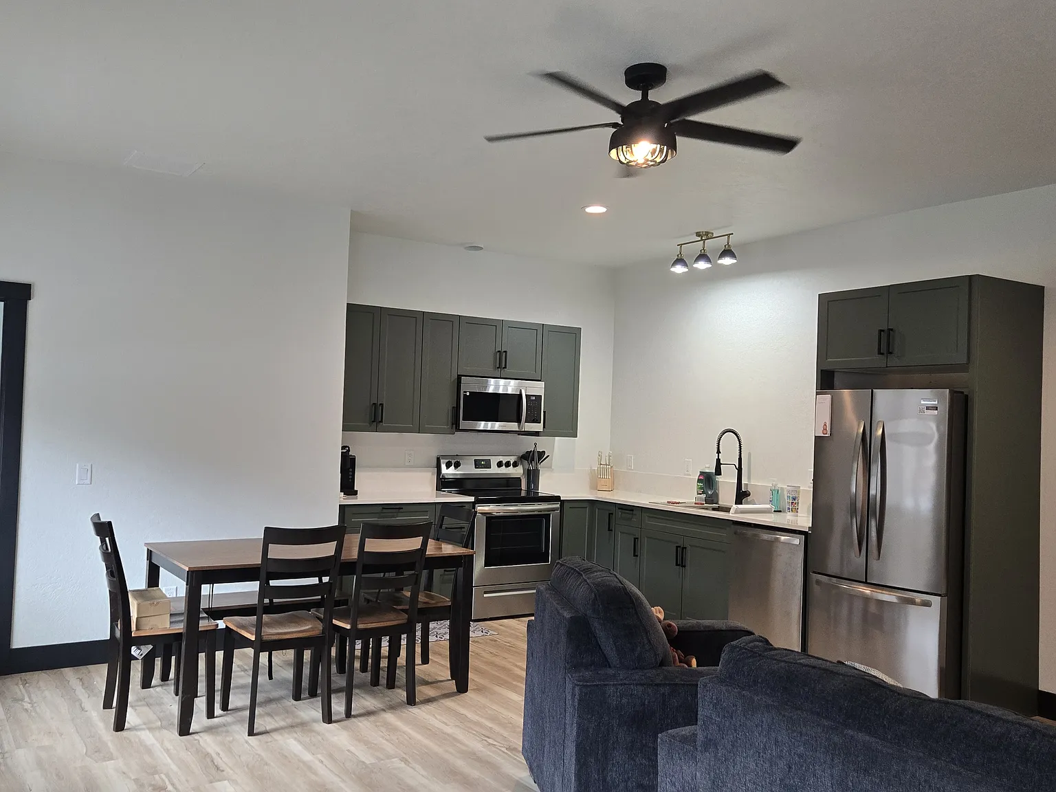 2 bed, 900 sqft, $2,100 — Photo 4