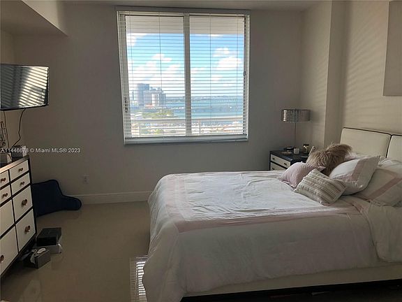 3rd image of 325 Biscayne Blvd #2824