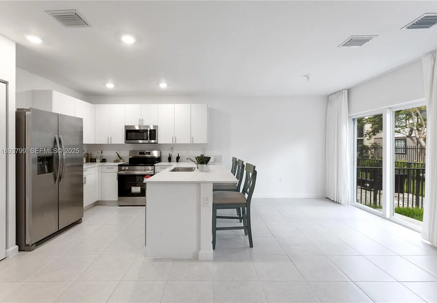 3 bed, 1276 sqft, $3,800 — Photo 2