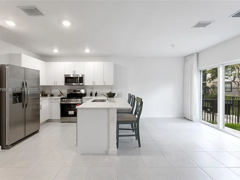5025 SW 37th St — Photo 2
