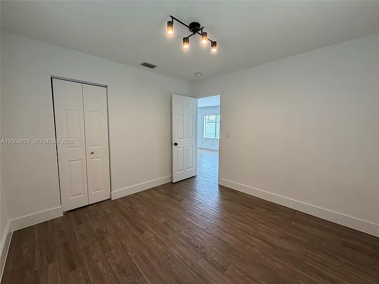 107 W Pembroke Rd — Photo 24
