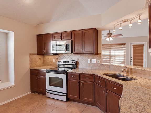 3rd image of 10761 Castle Dr