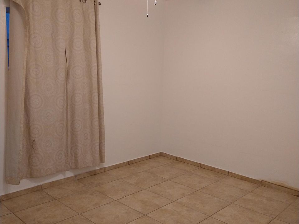 2nd image of 129 E La Cienega Ave