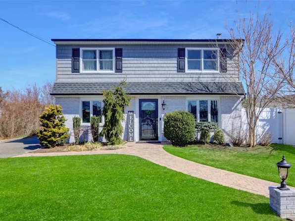 7 Birch Court E, Farmingdale, NY 11735