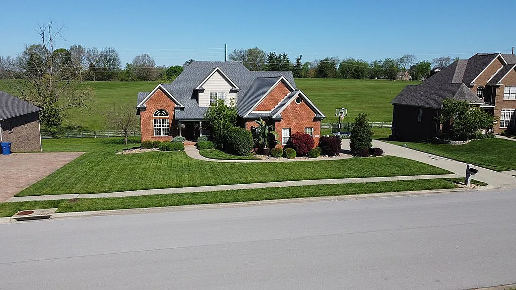 415 Fairholme Way photo 1
