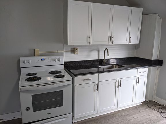 Kitchen - new cabinets and granite counters!