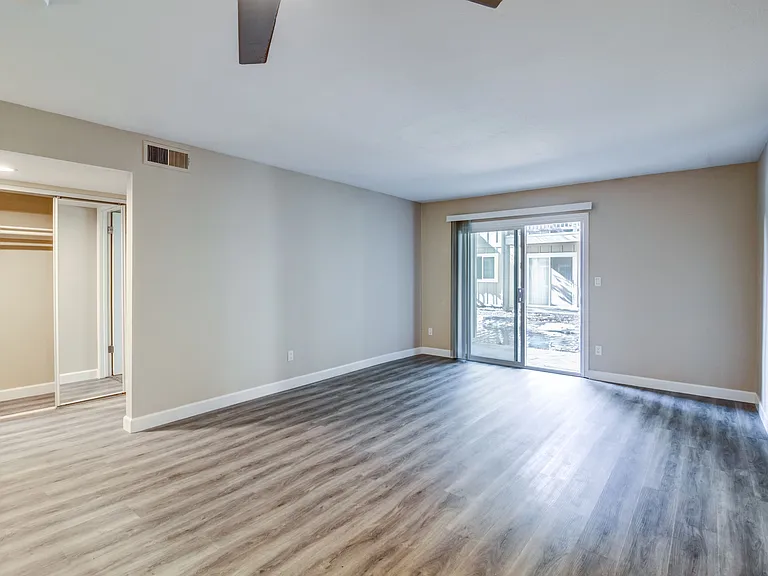Round Hill Creek Apartments — Photo 11
