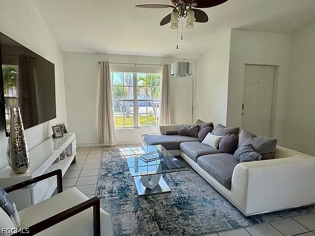 3 bed, 2.0 bath, 1215 sqft, $1,900 — Photo 4