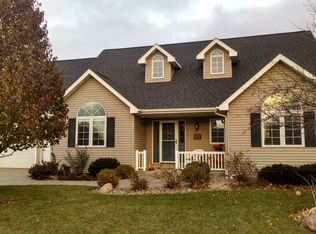 606 E 16th St, Pella, IA 50219