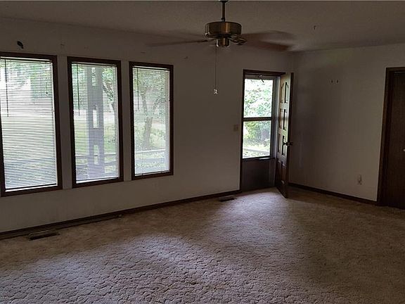4th image of 8 Hampstead Ln