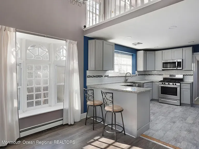 424 Seaman Ave — Photo 8