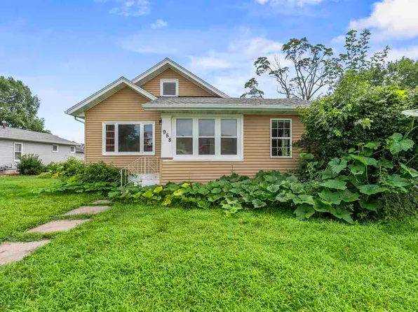 958 S Iowa Ave, Washington, IA 52353