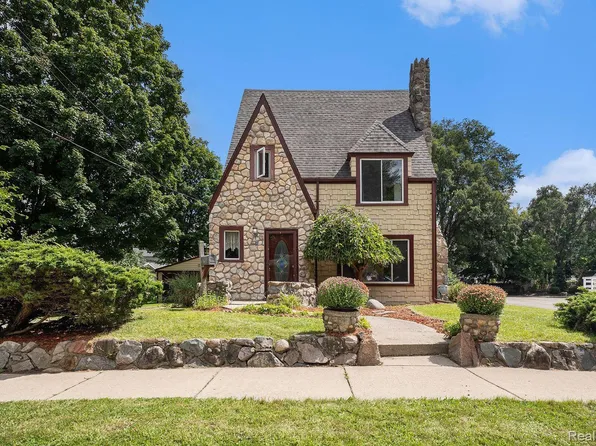 110 Lake St, Holly, MI 48442