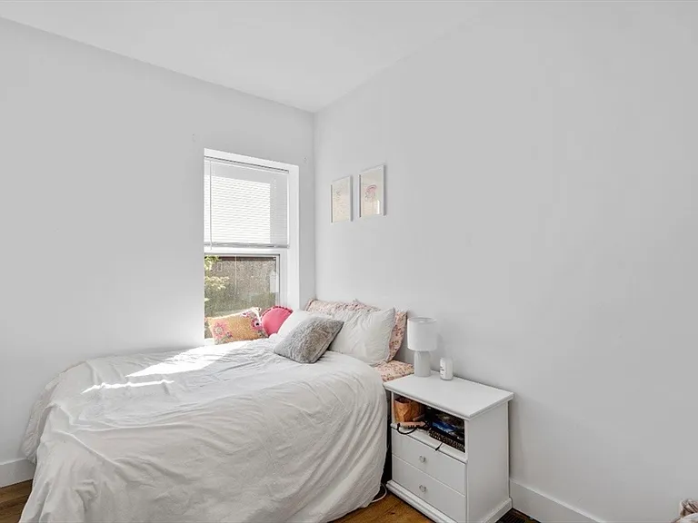 211 W 9th St #3 — Photo 5