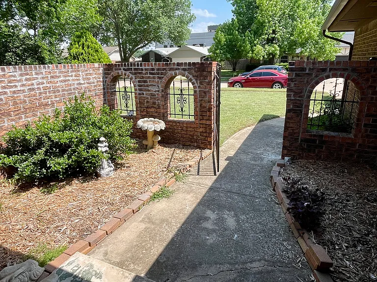 1715 Lancaster Cir — Photo 3