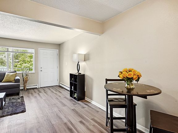 1 Bedroom - Inviting Living & Dining Room Area
