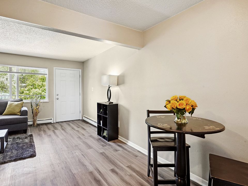 1 Bedroom - Inviting Living & Dining Room Area