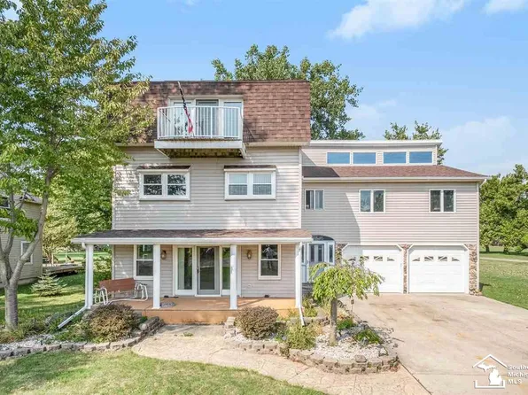 12165 Lakeshore Dr, La Salle, MI 48145