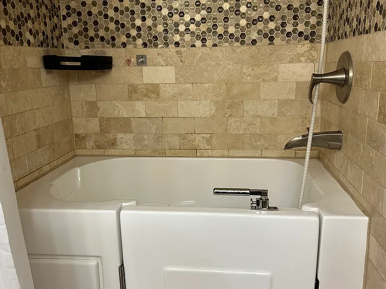409 S Commonwealth Ave — Photo 16