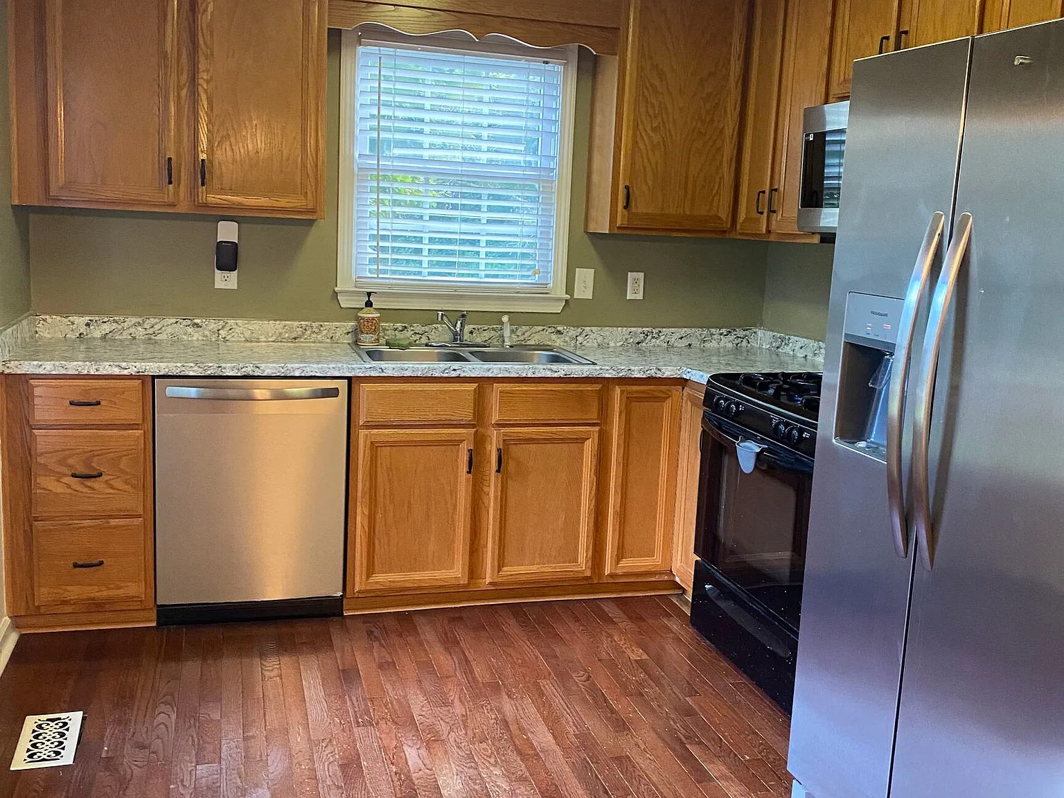 3 bed, 2.0 bath, 1502 sqft, $2,000 — Photo 3