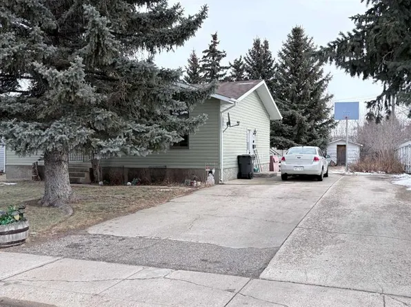 105 4th St W, Foremost, AB T0K 0X0