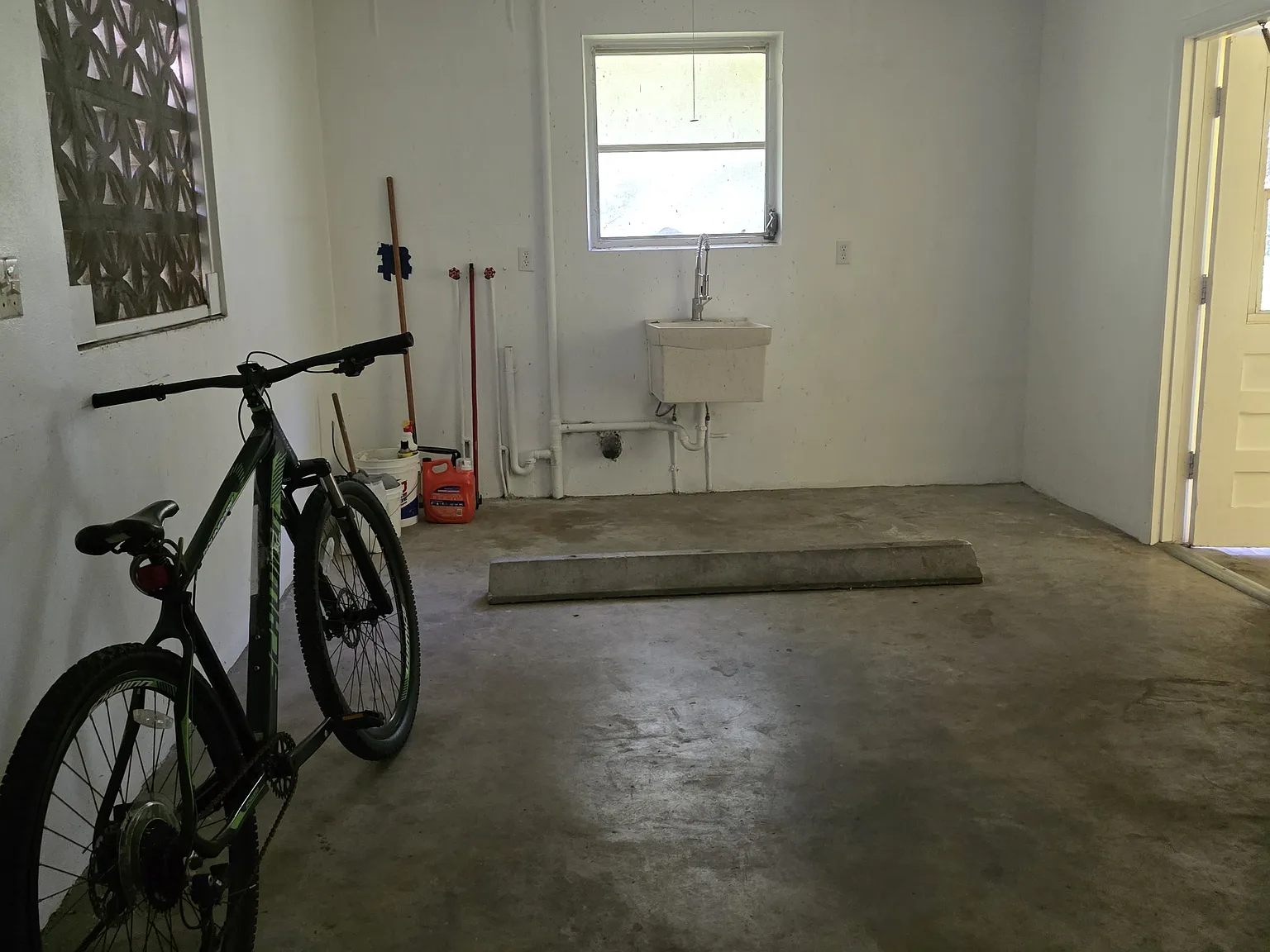 3 bed, 1350 sqft, $1,950 — Photo 2