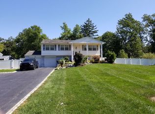 8 Blenheim Rd, Manalapan, NJ 07726