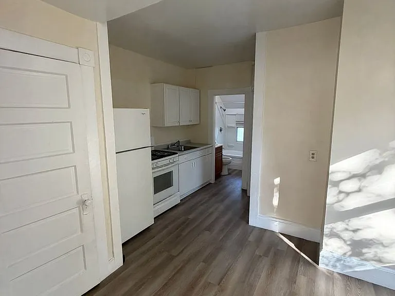 12 Varney St #2-R — Photo 13
