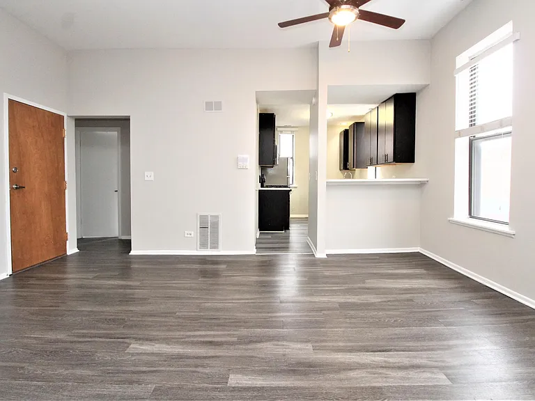 807 W Willow St #2D — Photo 7