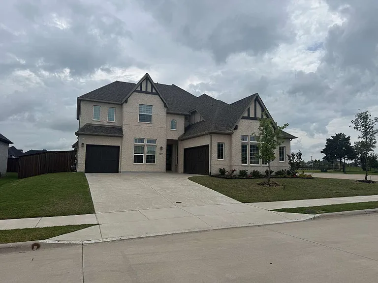 1927 Pebble Ln — Photo 2