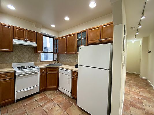 4th image of 336 E 67th St APT 16