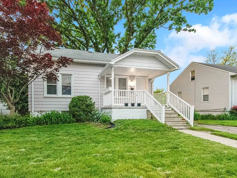 429 Linden Ave — Photo 1