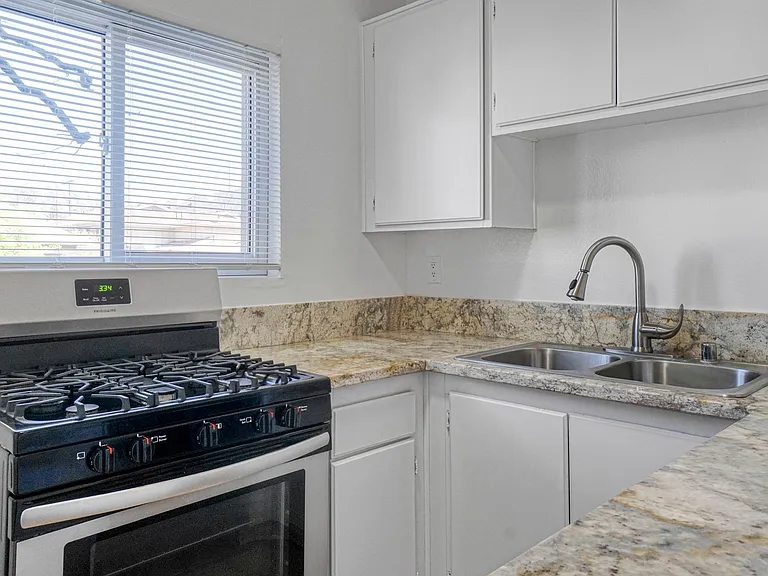 Highland Villa Apartments — Photo 5