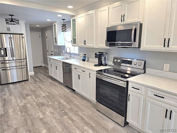 4th image of 160 Walnut St