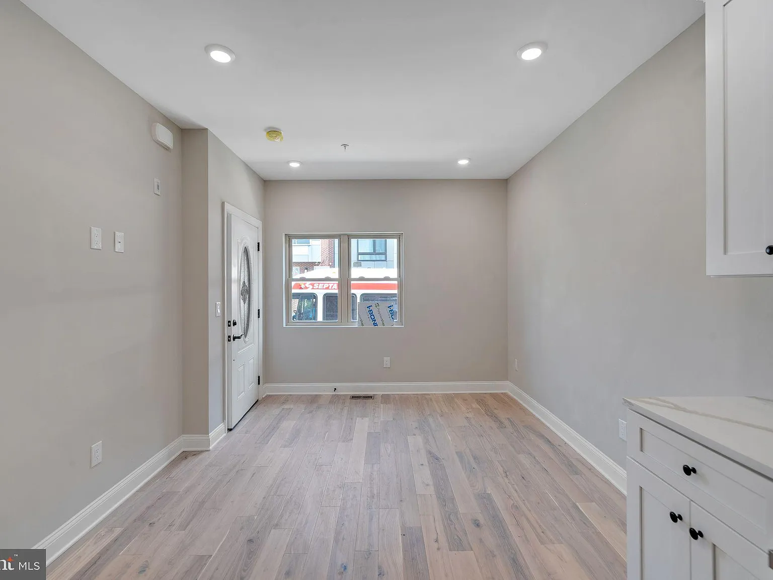 3 bed, 4000 sqft, $2,500 — Photo 2