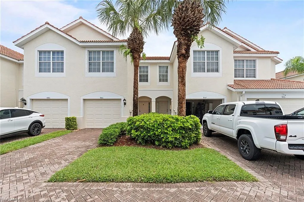 Building Photo - 941 Hampton Cir #109