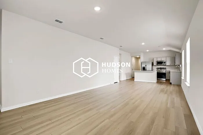 4 bed, 2.0 bath, 1571 sqft, $1,549 — Photo 3