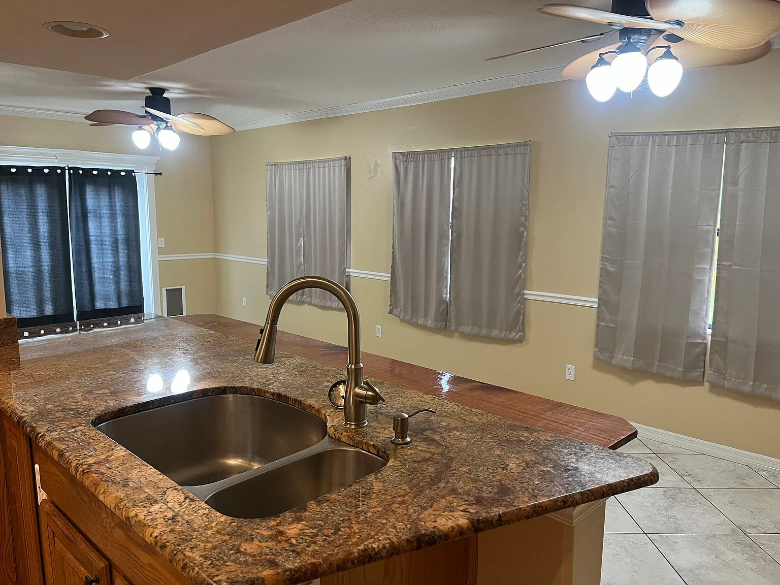 3 bed, 2380 sqft, $2,500 — Photo 2