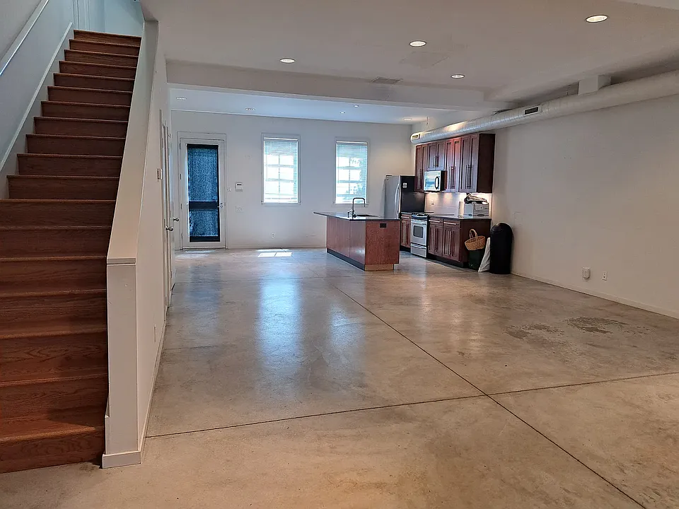 1st floor Kitchen / Living Room / Private Court Yard & Private Parking off back door