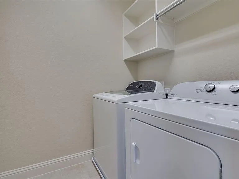 4221 Broadway Ave — Photo 20