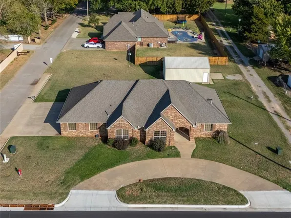 1900 N Lyle Rd, Weatherford, OK 73096