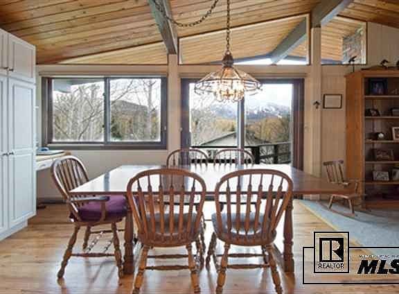 4th image of 1061 Village Ln