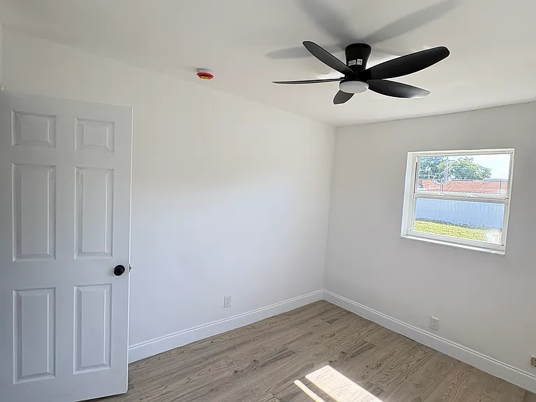 2572 NW 20th St #A — Photo 30