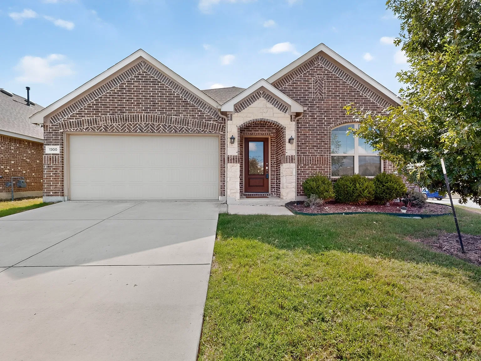 4 bed, 2.5 bath, 2372 sqft, $2,495 — Photo 1
