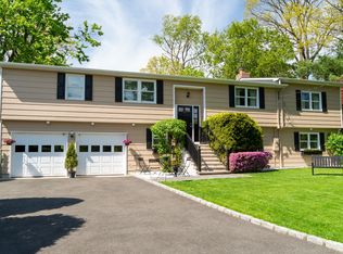 27 Carrona Dr, Riverside, CT 06878